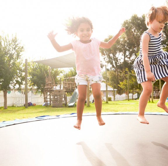 Kinder im Trampolinkurs