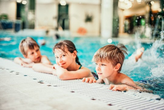 Kinder im Schwimmkurs