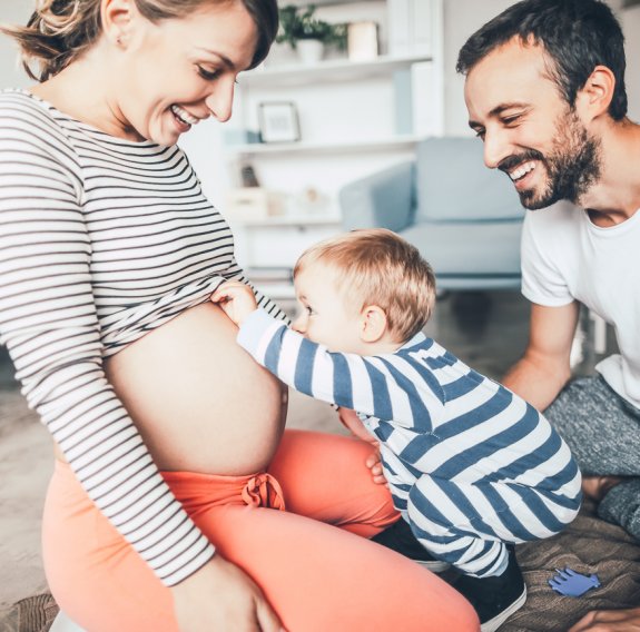 Werdende Eltern freuen sich über den Babybauch