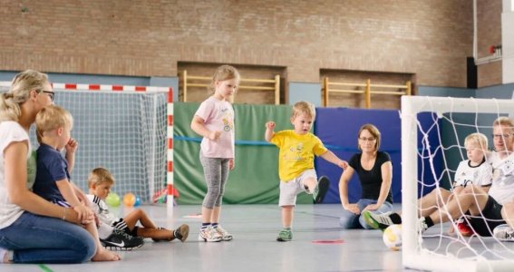 Fußballkurs: Eltern-Kind-Angebot | Eltern mit Kindern 2-5 Jahre |  Leverkusen-Bergfried