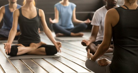 Yoga Englisch mit Surbhi | Erwachsene | Oberföhring