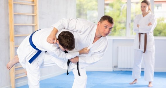 Kampfsport: Sambo für Fortgeschrittene | Erwachsene | Mitte