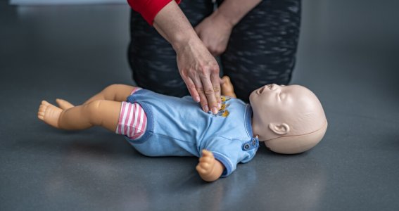 Erste Hilfe für Babys und Kinder Kurse | Erwachsene | Schwabing-West
