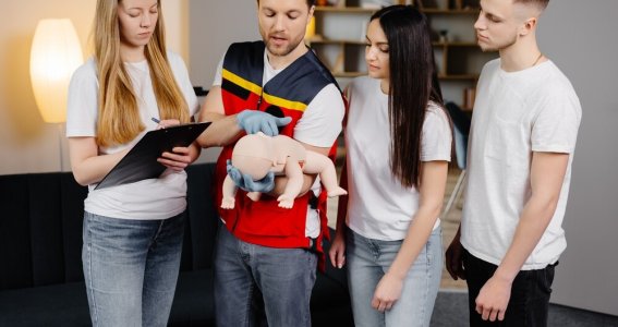 Erste Hilfe für Babys und Kinder Kurse | Erwachsene | Schwabing-West