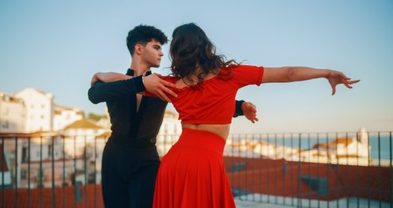 Tanzkurs: Bachata für Mittelstufe | Erwachsene | Centrum