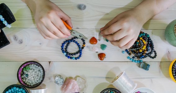 Kreativworkshop: Perlenarmband mit Edelsteinen | Erwachsene | Eichlinghofen